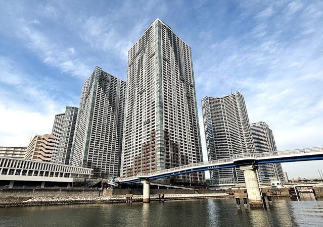 地上58階建・直接基礎・制震構造のタワーレジデンス（写真中央）