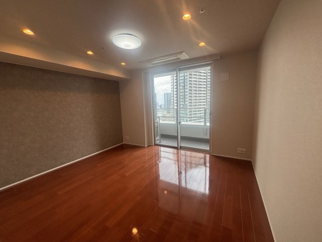 【LDK16.9帖】36階・北東向き高層階からの運河方面のアーバンビューならではの眺望が、リビングから楽しめます。