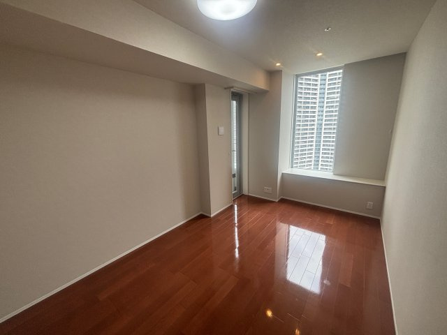 【8.3帖+WIC付のゆとりの主寝室】ダブルベッドを置いてもゆとりがあります。静かで落ち着いたプライベート空間です。