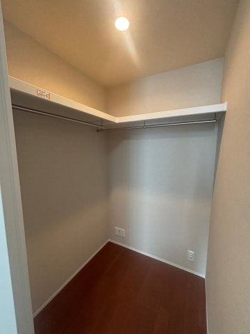 【大容量WIC】ハンガーパイプを設置し、衣類を効率よく整理できます。お部屋の広さを有効に使える、暮らしの質を高める充実の収納スペースです。