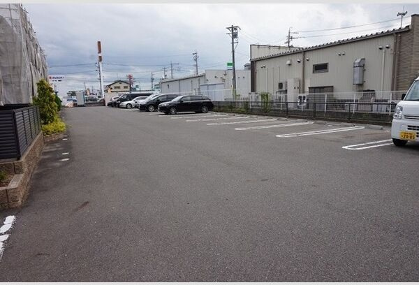 ボンヌ・シャンス　Cの駐車場