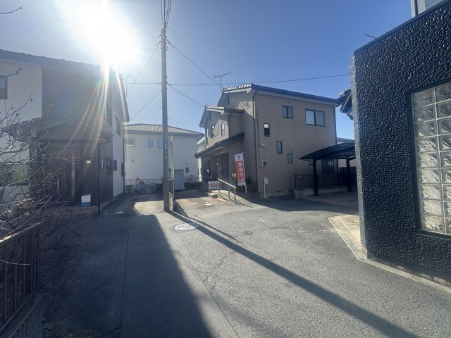 高崎市飯塚町　中古住宅の前面道路含む現地写真|北側前面道路幅員約4.0ｍ
