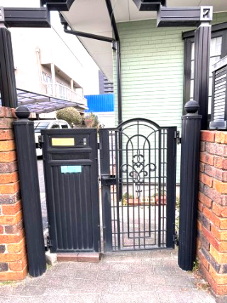 古川南１丁目　戸建　(店舗併用可)(二世帯住宅可)の玄関|家族を優しく迎えるゆとりある玄関スペース。車庫からのアクセスも良く、雨の日のお買い物帰りもスムーズ。平坦地のため段差の負担も少なく、小さなお子様からシニア世代まで、皆が安心して出入りできる。