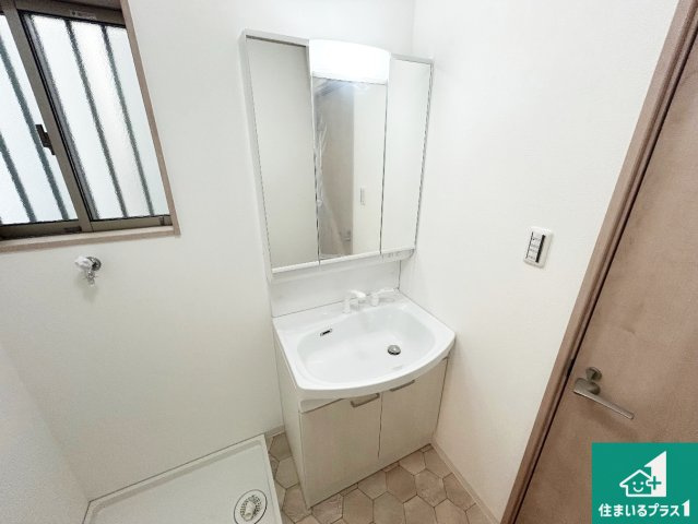 京都市伏見区久我石原町　T4期　新築一戸建ての独立洗面台|清潔感のある洗面台です。フラットな鏡は掃除がしやすく毎日清潔！鏡裏には収納があるのでスッキリとした洗面台が保てます。