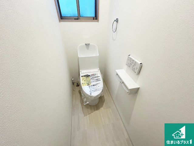 京都市伏見区久我石原町　T4期　新築一戸建てのトイレ|1・2階の2ヶ所にあるので、朝の忙しい時間の順番待ちもなく、深夜の利用にも大変便利です。