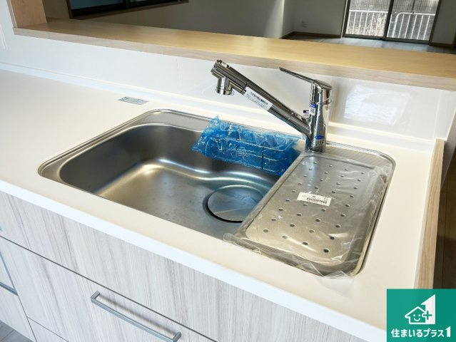 京都市伏見区久我石原町　T4期　新築一戸建ての設備|蛇口の先端に浄水器を内蔵しています！原水と浄水、お湯と冷水、シャワーの切替えがワンタッチなので用途によって使い分けられます。