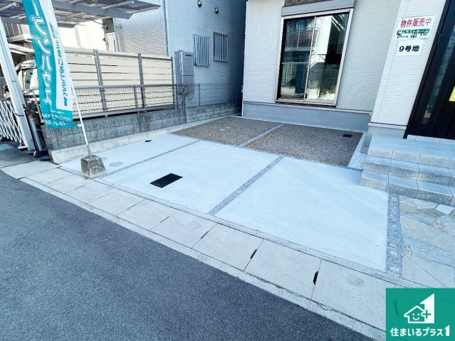 京都市伏見区久我石原町　T4期　新築一戸建ての駐車場|前面道路広々で車の出し入れも便利です。駐車が苦手な方でも安心して車庫入れできます！