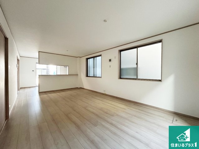 京都市伏見区久我石原町　T4期　新築一戸建ての居間・リビング|シンプルなリビングは家具次第で雰囲気を変えることができます！