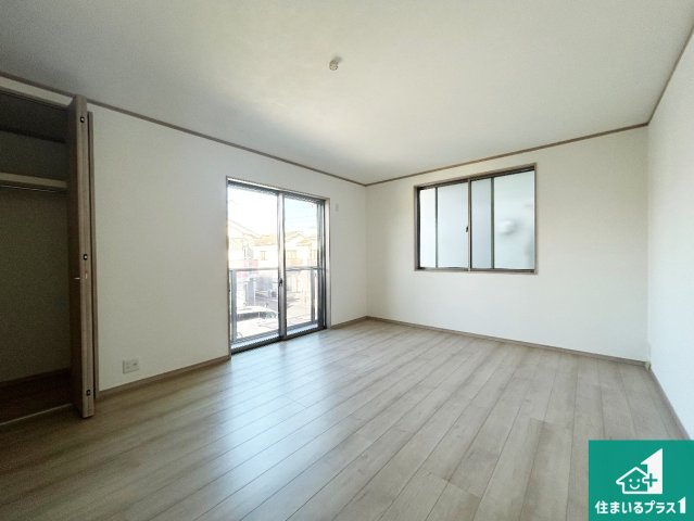 京都市伏見区久我石原町　T4期　新築一戸建ての洋室|収納スペースが充実しているので子供の成長に合わせてたくさん収納ができます！家族構成に合わせた様々な活用ができる収納！