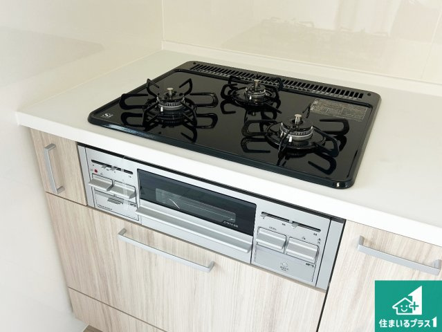 京都市伏見区久我石原町　T4期　新築一戸建ての設備|ダブル高火力Ｓｉセンサー付きコンロ！３口あるので、まとめて料理をする時も大活躍！