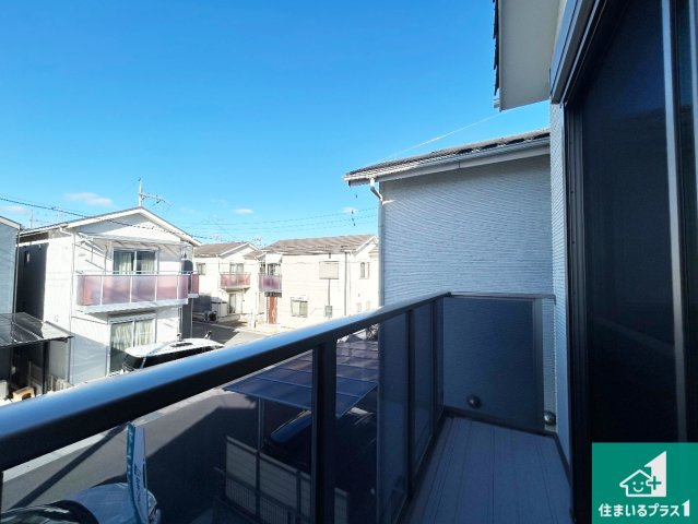 京都市伏見区久我石原町　T4期　新築一戸建てのバルコニー|南側に面したバルコニーですので明るい日差しを取り込み洗濯物をしっかり乾かしてくれます。