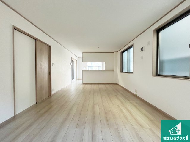 京都市伏見区久我石原町　T4期　新築一戸建ての居間・リビング|対面キッチンでご家族のコミュニケーションも自然と増える設計！