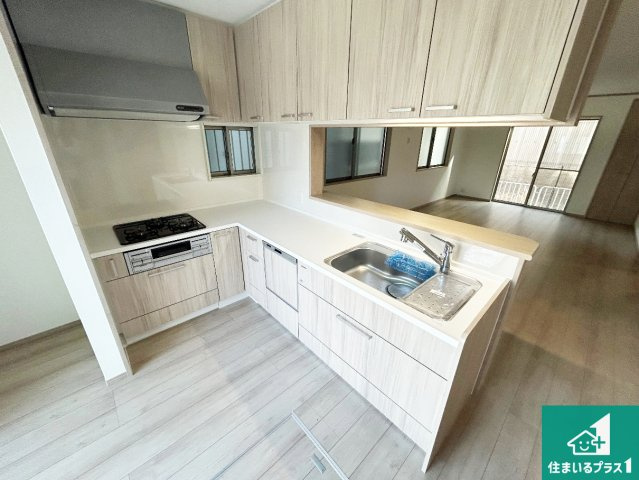 京都市伏見区久我石原町　T4期　新築一戸建てのキッチン|子供を見守りながらお料理が出来るため家族のコミュニケーションか増えます♪スペースが広く確保されている為お子様が大きくなったときは一緒に料理を楽しめます♪