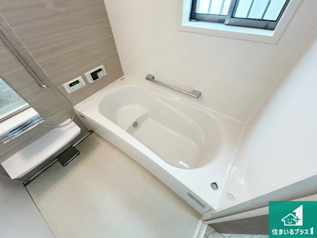 京都市伏見区久我石原町　T4期　新築一戸建ての浴室|足をゆったり伸ばして寛げる浴槽です。窓が設けられていますので差し込む光が明るく穏やかな雰囲気にしてくれます♪浴室乾燥機も設置しているので、雨の日の洗濯物も安心です♪