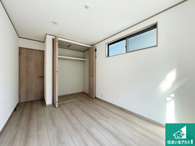 京都市伏見区久我石原町　T4期　新築一戸建ての洋室|収納スペースが充実しているので子供の成長に合わせてたくさん収納ができます！家族構成に合わせた様々な活用ができる収納！