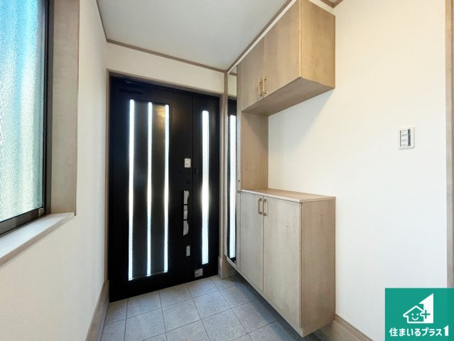 京都市伏見区久我石原町　T4期　新築一戸建ての玄関|シューズボックスにはたくさんの靴が収納できるので玄関周りはいつもスッキリ！ご家族が増えても安心！