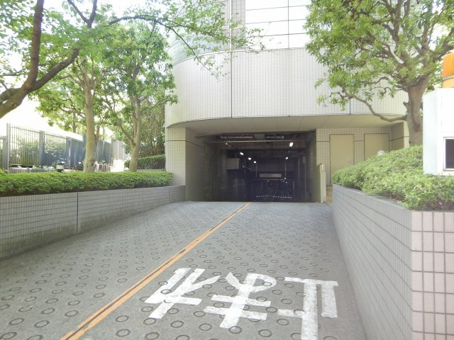 西早稲田パークタワーの駐車場