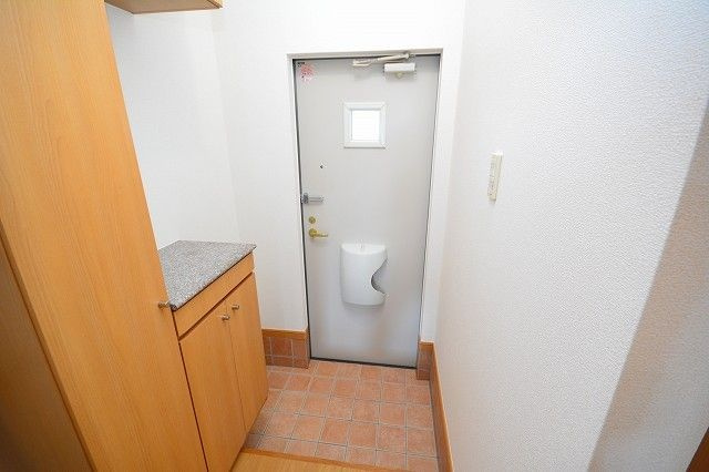筑紫野市美しが丘南３丁目のアパートの玄関