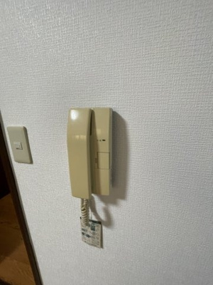【セキュリティ】 | スタンドアップ柴島 | 受話器付きインターホンです
