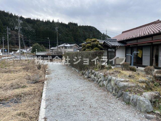 付知町野尻　中古平屋戸建ての外観|道路からの進入路が細めです