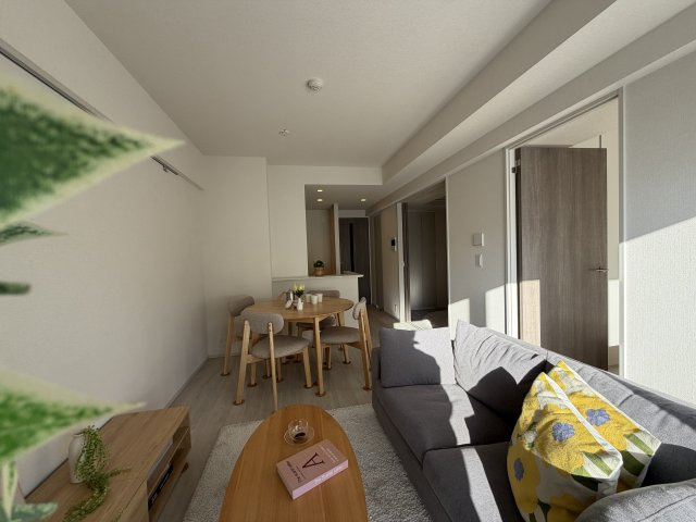 リーフシティ市川　ザ・レジデンスの居間・リビング|モデルルームです。家具付ではございません。