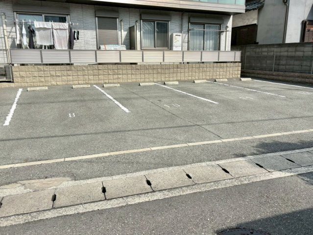 BEREO南条の駐車場
