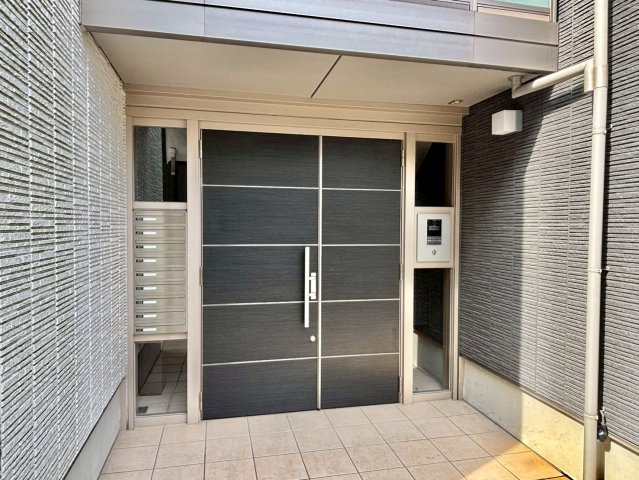 BEREO南条のエントランス