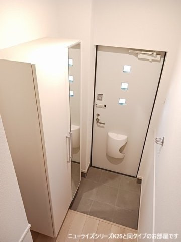 仮）根木内アパートの玄関|収納もある玄関です