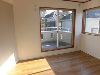 【洋室】 | 町田市森野５丁目リフォーム戸建 | ２階洋室　７帖　バルコニーに面した明るい洋室です。