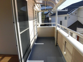 【バルコニー】 | 町田市森野５丁目リフォーム戸建 | 南側バルコニー　お洗濯物が良く乾きそうな、南向きのバルコニーです。