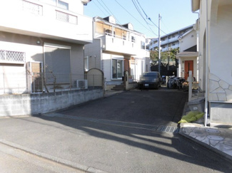 【前面道路含む現地写真】 | 町田市森野５丁目リフォーム戸建 | 閑静な住宅街で落ち着いた住宅環境です。