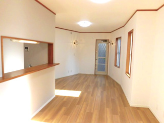 【居間・リビング】 | 町田市森野５丁目リフォーム戸建 | ※家具のない状態です
明るく開放感のあるリビングダイニング♪