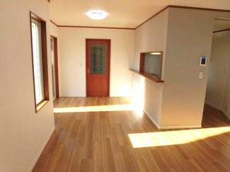 【居間・リビング】 | 町田市森野５丁目リフォーム戸建 | インテリアが映える広々としたリビングです。