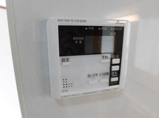 【キッチン】 | 町田市森野５丁目リフォーム戸建 | 給湯リモコンを使ってキッチンにいながらお湯張、追い焚きができるので便利ですね。