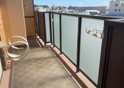 【バルコニー】 | ライオンズマンション橋本第５ | バルコニーは、室外の専用スペースのうち、「屋根がなく開放された空間」であるものを指します。ベランダより広いタイプのものが多く、日当たりもよいため家庭菜園などを楽しみたい人にとって適した環境となります。