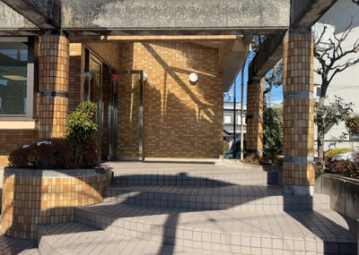 【エントランス】 | ライオンズマンション橋本第５ | マンションのエントランスには、もともと風よけや防犯の役割がありますが、マンションによって宅配ボックスなどの設備が備わっている所もあります。日々の生活をイメージしながら生活しやすさをチェックしましょう。