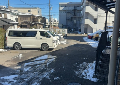 【駐車場】 | ライオンズマンション橋本第５ | 駐車場と明記されていても、最小スペースでつくられた駐車場だと大型車は駐車できなかったり、出入りしにくくなったりする可能性があります。お車のサイズと購入したい物件の駐車場のサイズを現地で確認しましょう。