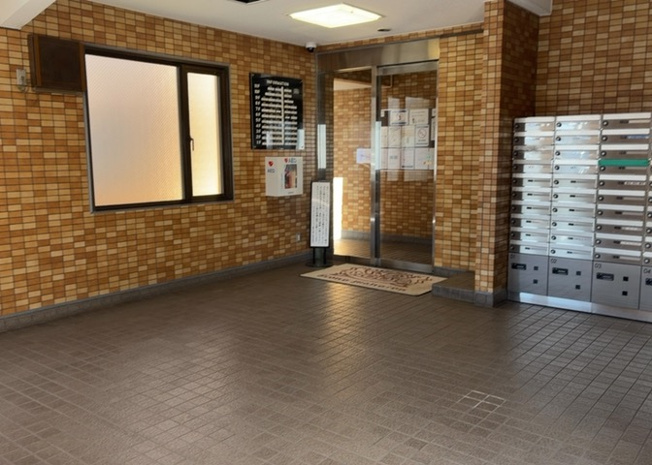 【ロビー】 | ライオンズマンション橋本第５ | ラウンジは、マンションの共用スペースに椅子やテーブルなどを配置した利用者が寛げる空間です。屋内型ラウンジと屋外型ラウンジがあります。共用部分の管理状況と合わせて、詳細については現地でご確認ください。