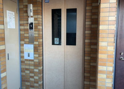 【その他共用部分】 | ライオンズマンション橋本第５ | 共有部分は、住民なら誰もが使える設備のこと。例えば駐車場やエレベーター、インターネット設備、セキュリティ設備などがあります。他にも、マンションの廊下・外部階段やエントランス・ゴミ置き場などがあります。