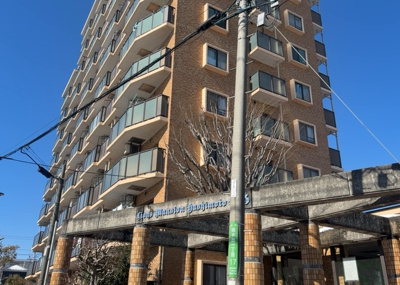 【外観】 | ライオンズマンション橋本第５ | ＲＣ造、Reinforced Concreteは直訳すると補強されたコンクリートです。主に柱や梁・床・壁が鉄筋とコンクリートで構成おり、鉄筋を組んだ型枠にコンクリートを流し込んで固めたものを指します。