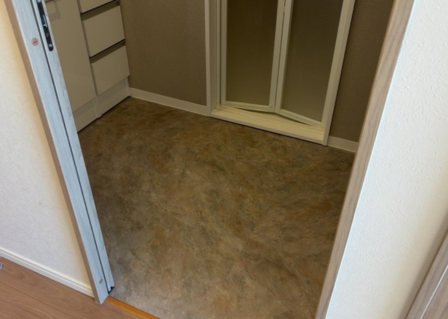 【脱衣所】 | ライオンズマンション橋本第５ | 洗面脱衣所は「体を綺麗に整える場所」という目的と役割を持っています。そして便利で使い勝手のいい「体を綺麗に整える場所」にするためには、配置や動線、照明や収納計画をしっかりと検討しておく必要があります。