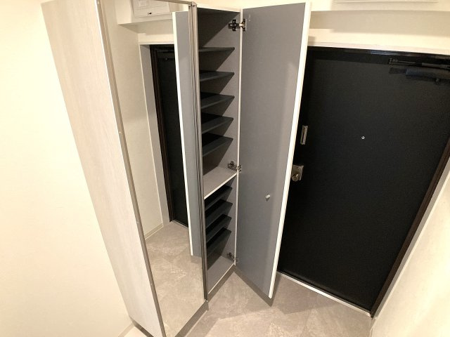 鈴蘭台ホワイトレジデンスの玄関|鏡付きの大きな靴箱も玄関に用意