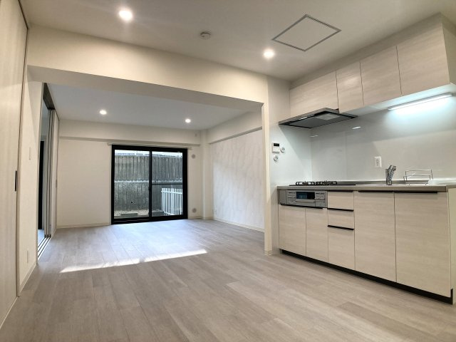 鈴蘭台ホワイトレジデンスの居間・リビング|非常に綺麗にリノベーションした広々リビングスペース