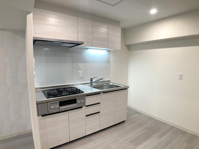 鈴蘭台ホワイトレジデンスのキッチン|入替済みシステムキッチン、3口ガスコンログリル付きです