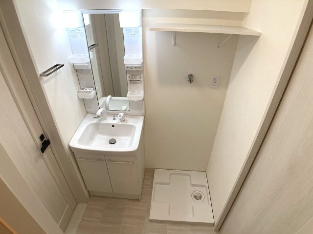 鈴蘭台ホワイトレジデンスの洗面所|シャワー付きの独立洗面台、脱衣所も広々