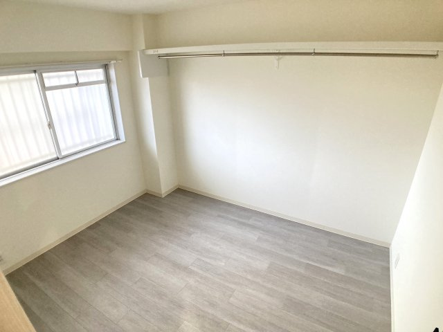 鈴蘭台ホワイトレジデンスの内装|5.5帖の洋室