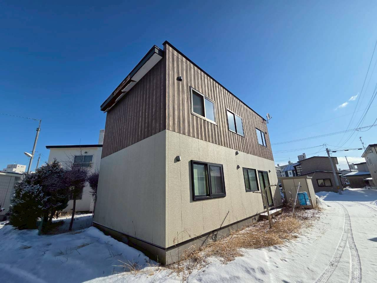 若草町　中古住宅の外観|軒天の破損あり（写真参照）