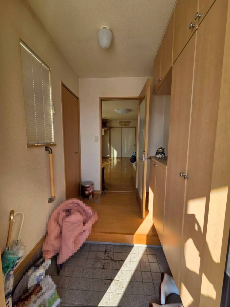 若草町　中古住宅の玄関