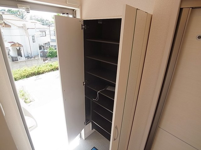 すずらんハイツの玄関|大型シューズＢＯＸは沢山収納でき大変便利です