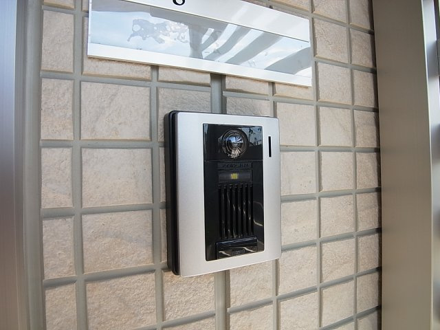 すずらんハイツのセキュリティ|カメラ付きインターフォンで来訪者の顔が見れます